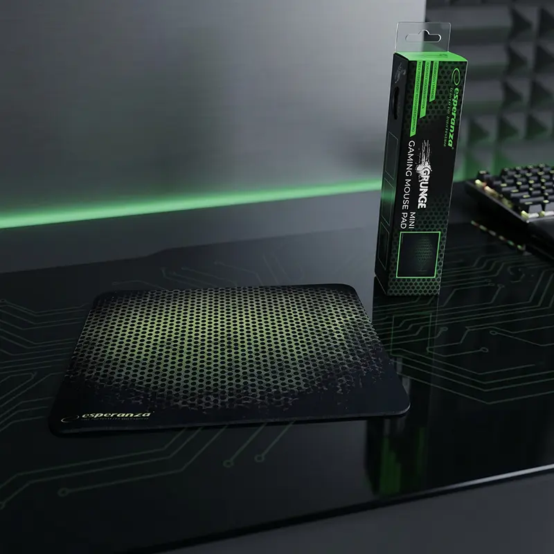 Esperanza gamer egérpad kiterítve egy modern, zölden megvilágított gamer asztalon, mellette a termék doboza és a háttérben egy fekete billentyűzet.
