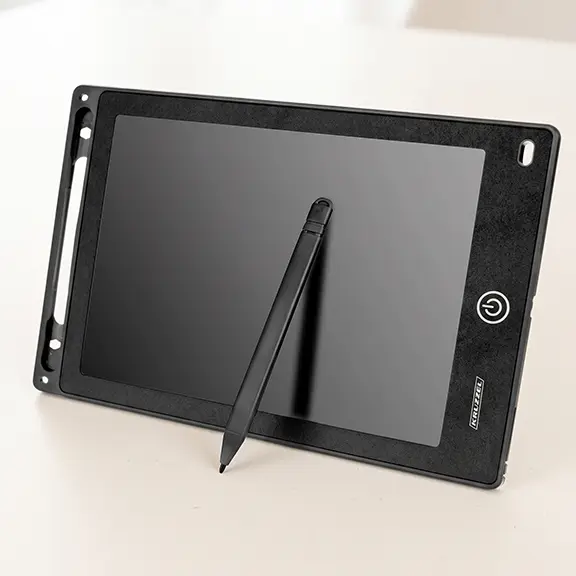 Fekete színű Kruzzel 8.5 colos digitális LCD rajztábla elölnézetből, üres képernyővel. Jól látható a tetején lévő tartóba pattintott digitális ceruza és az alsó kerek törlő gomb.