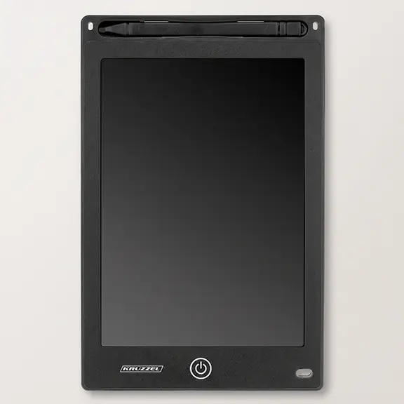 Fekete színű Kruzzel 8.5 colos digitális LCD rajztábla elölnézetből, üres képernyővel. Jól látható a tetején lévő tartóba pattintott digitális ceruza és az alsó kerek törlő gomb.